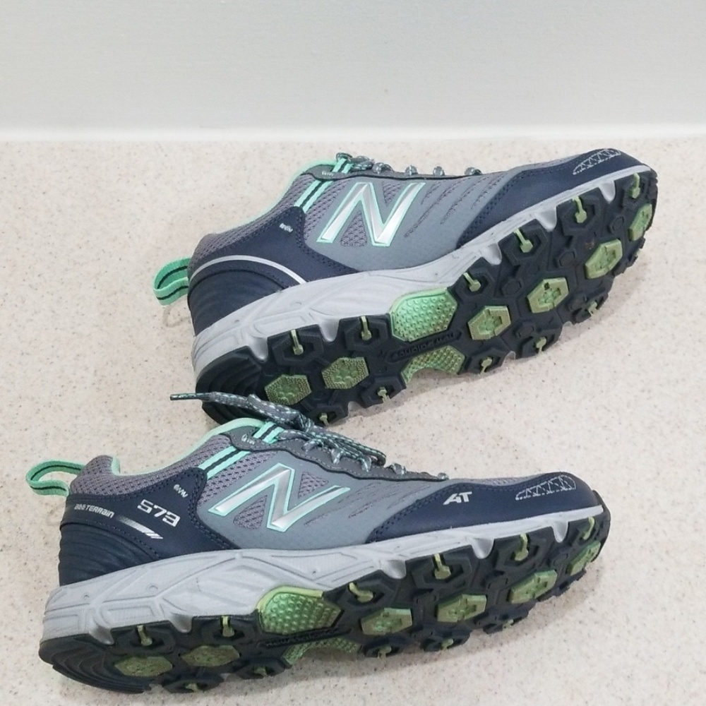 New Balance 573 women's size 10 sneakers - Picture 3 of 8